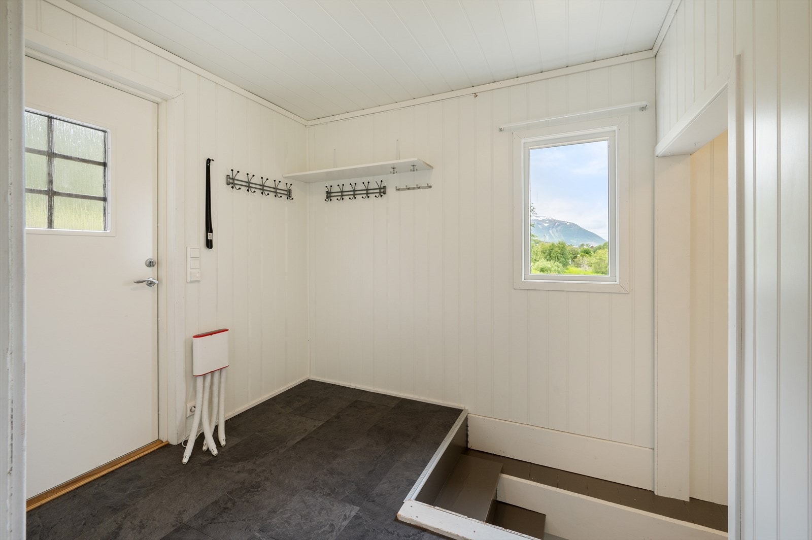 Entre med trapp ned til underetasje Galleribilde
