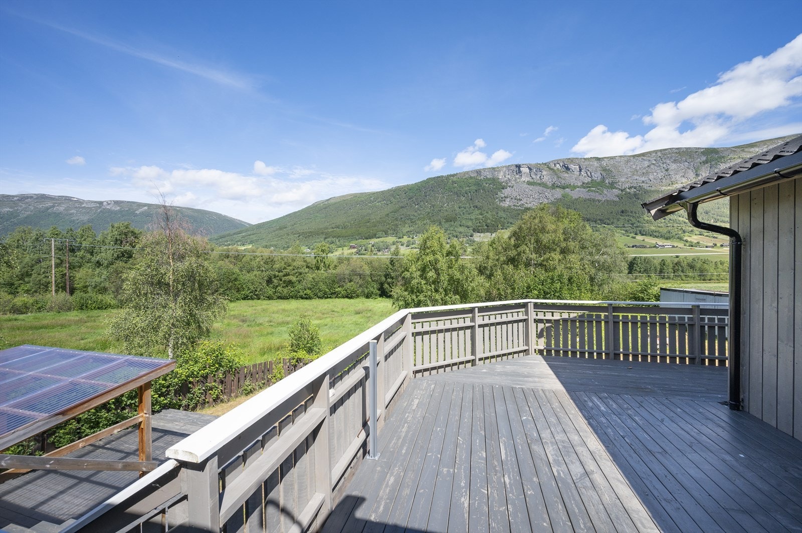 Stor terrasse med flott utsikt. Galleribilde