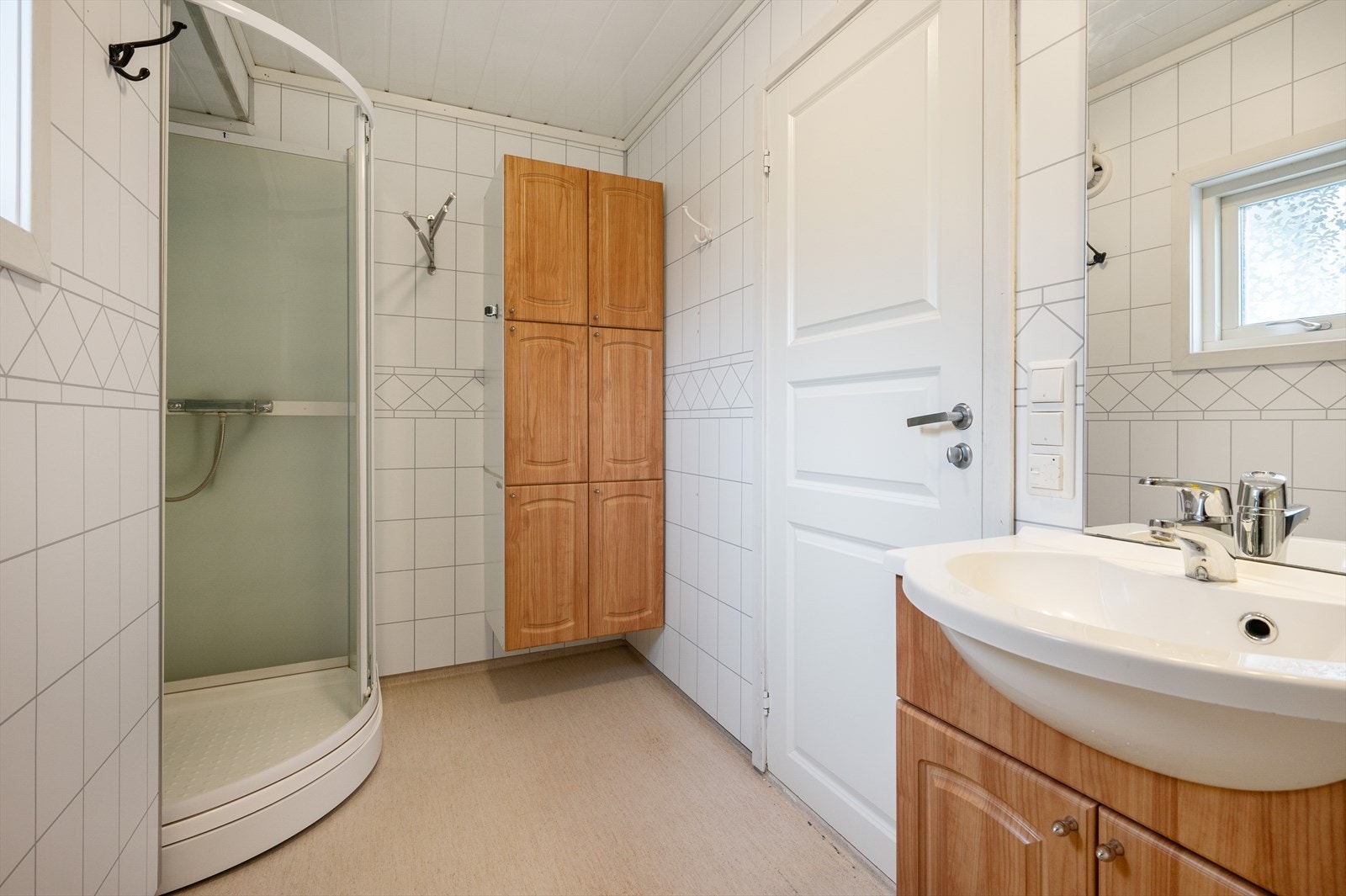 Dusjkabinett i hjørnet av badet Galleribilde