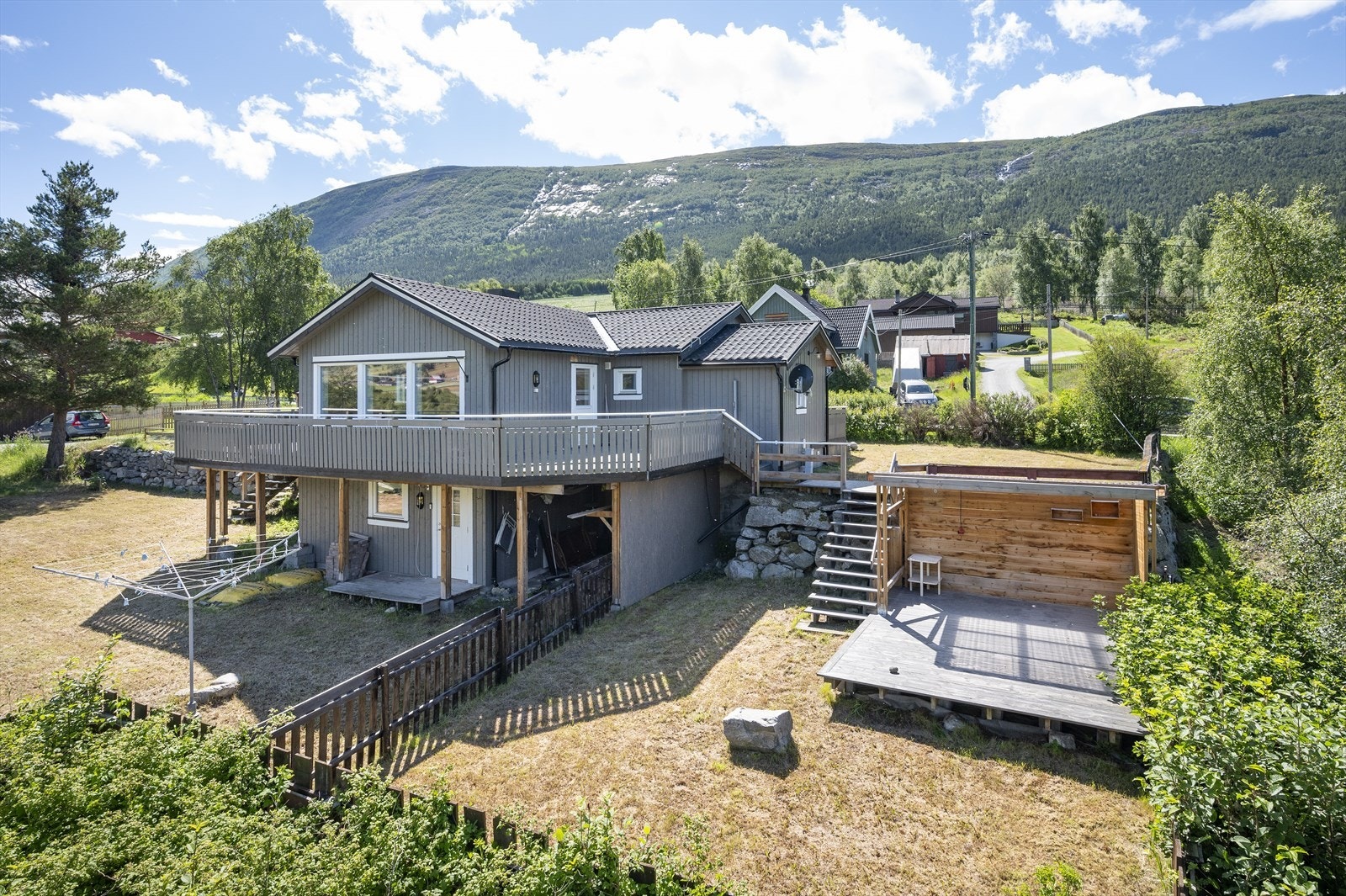 Stor hage med mye lagringsplass under terrasse Galleribilde