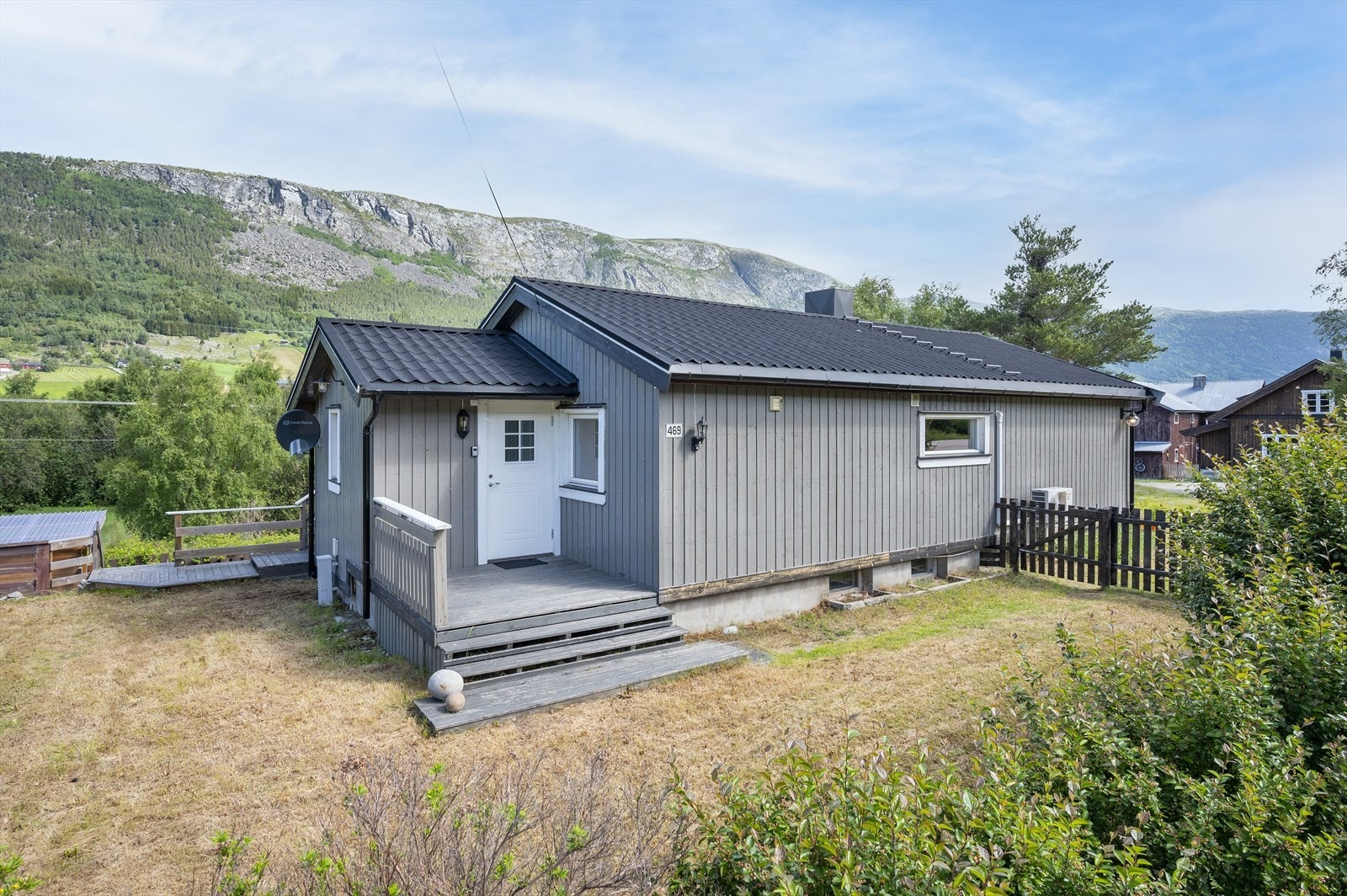 Inngangspartiet ligger på oversiden av boligen. Galleribilde