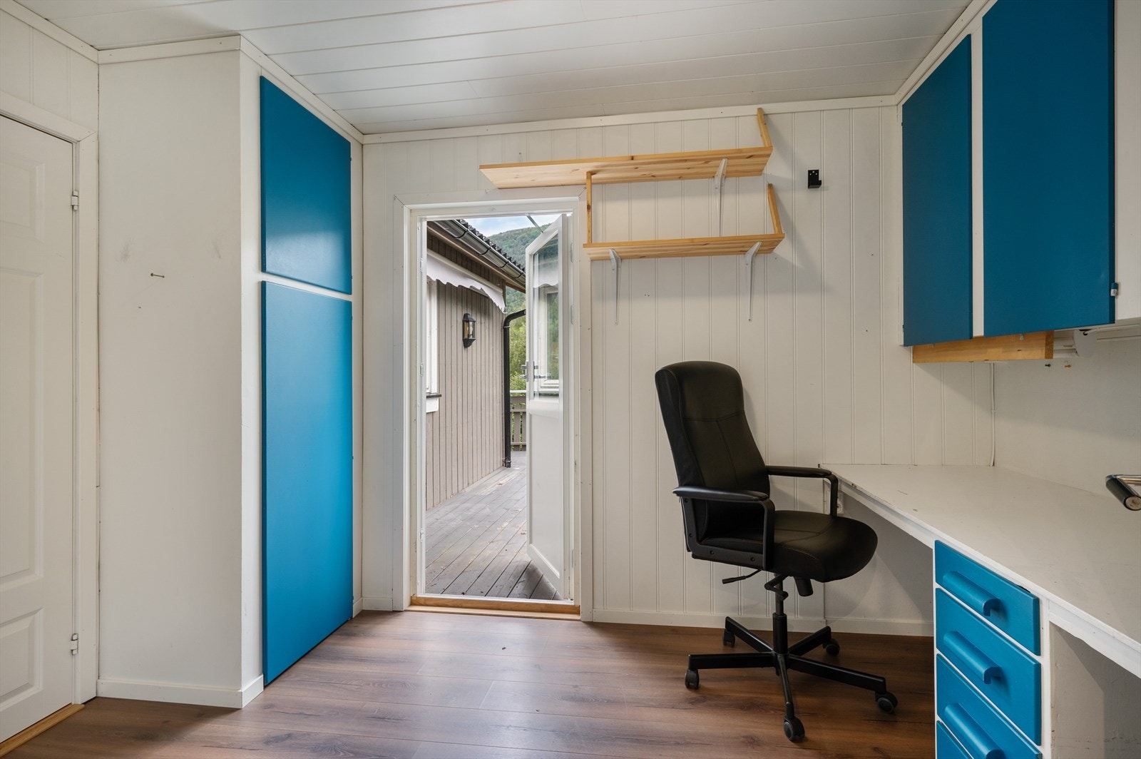 Praktisk kontor med utgang til terrasse Galleribilde