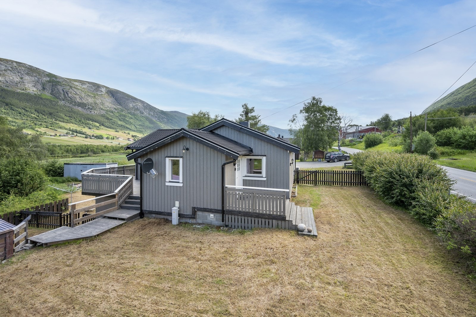 Det er romslige utearealer rundt hele boligen. Galleribilde