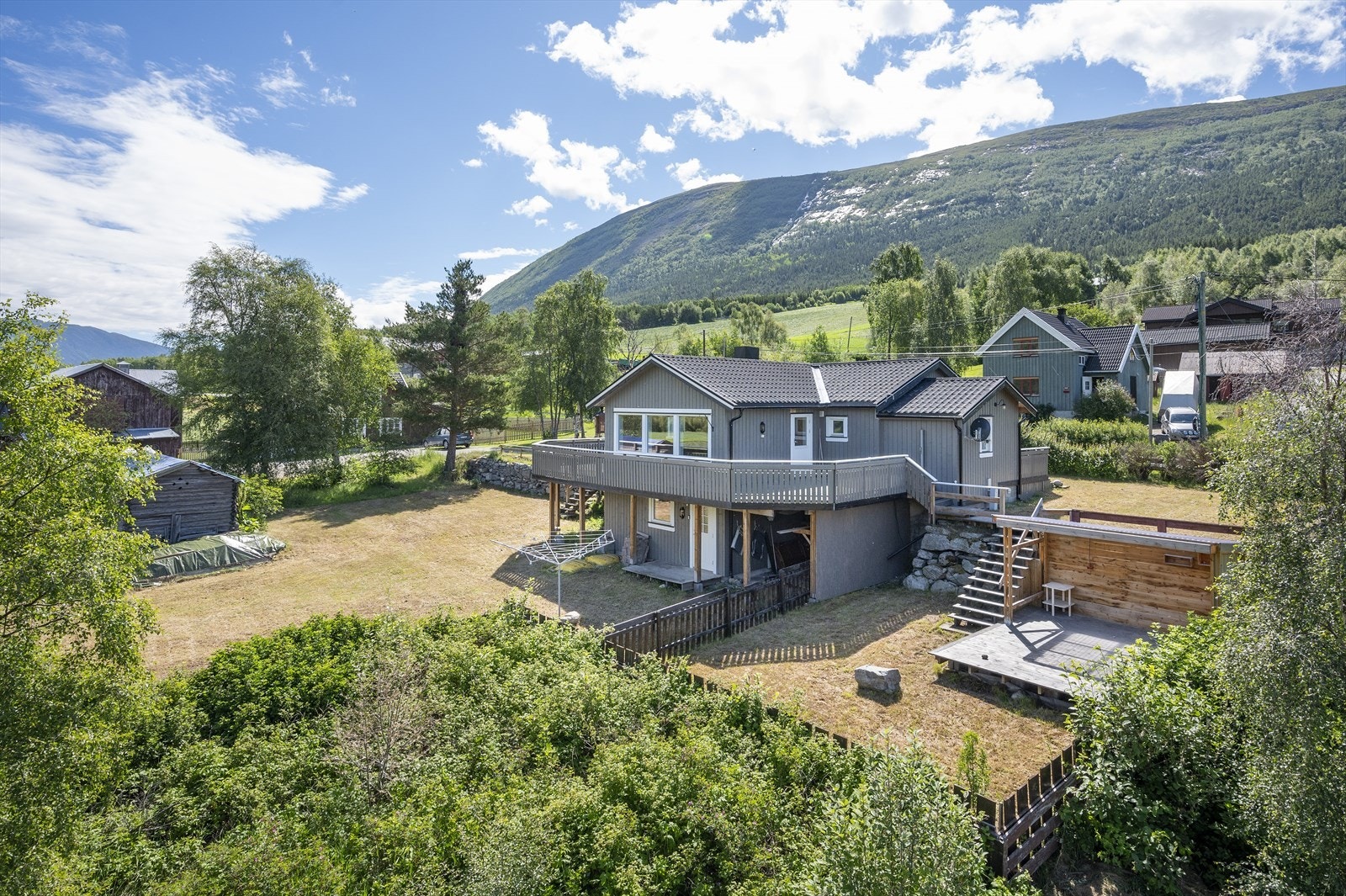 Boligen er bygd over 2 plan, med inngang i både 1. og 2. etasje Galleribilde