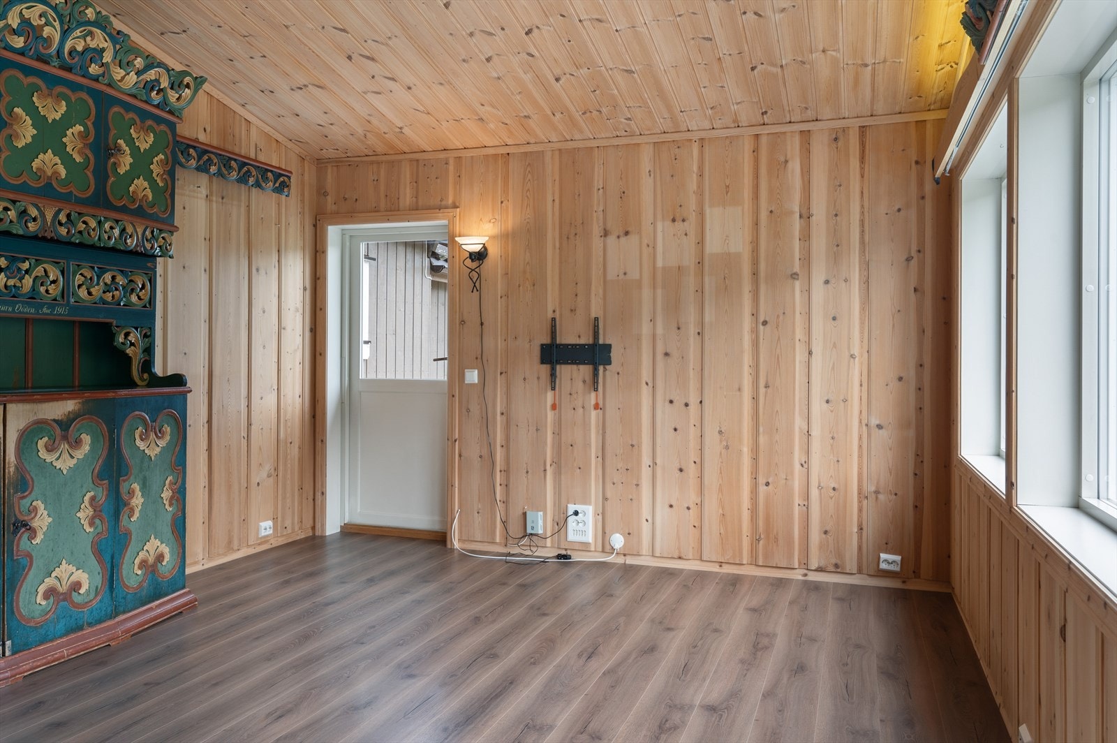 Det er utgang til verandaen i fra stuen. Galleribilde
