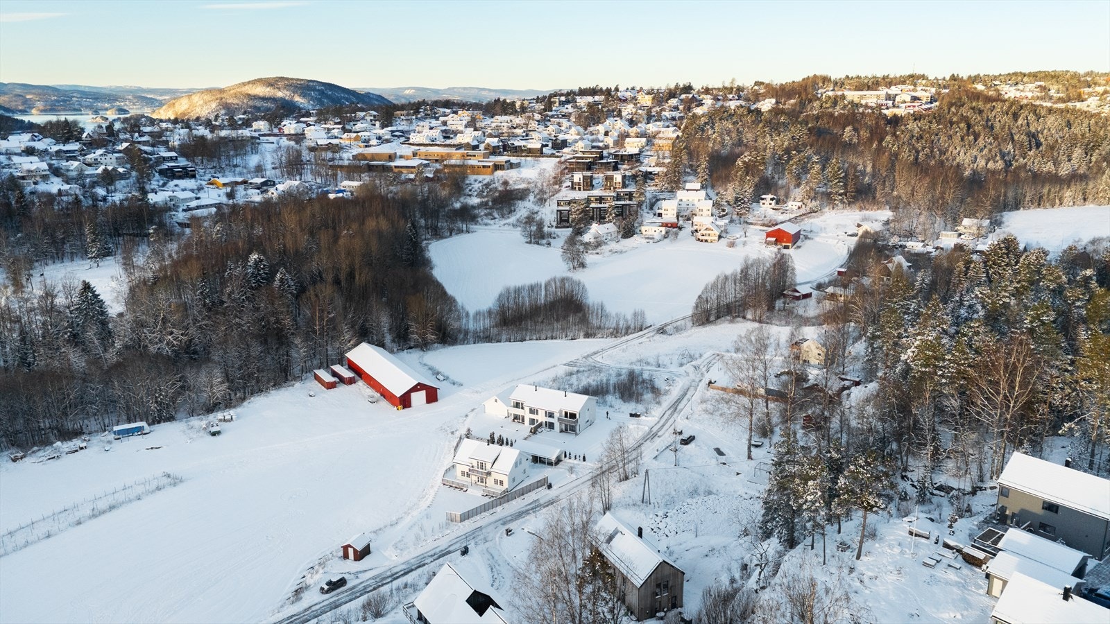 Fra eiendommen er det gangavstand til Sogsti barneskole og kort vei til Dyrløkkeåsen ungdomsskole. Det finnes flere videregående skoler i nærliggende områder, samt et godt utvalg av både private og kommunale barnehager Galleribilde