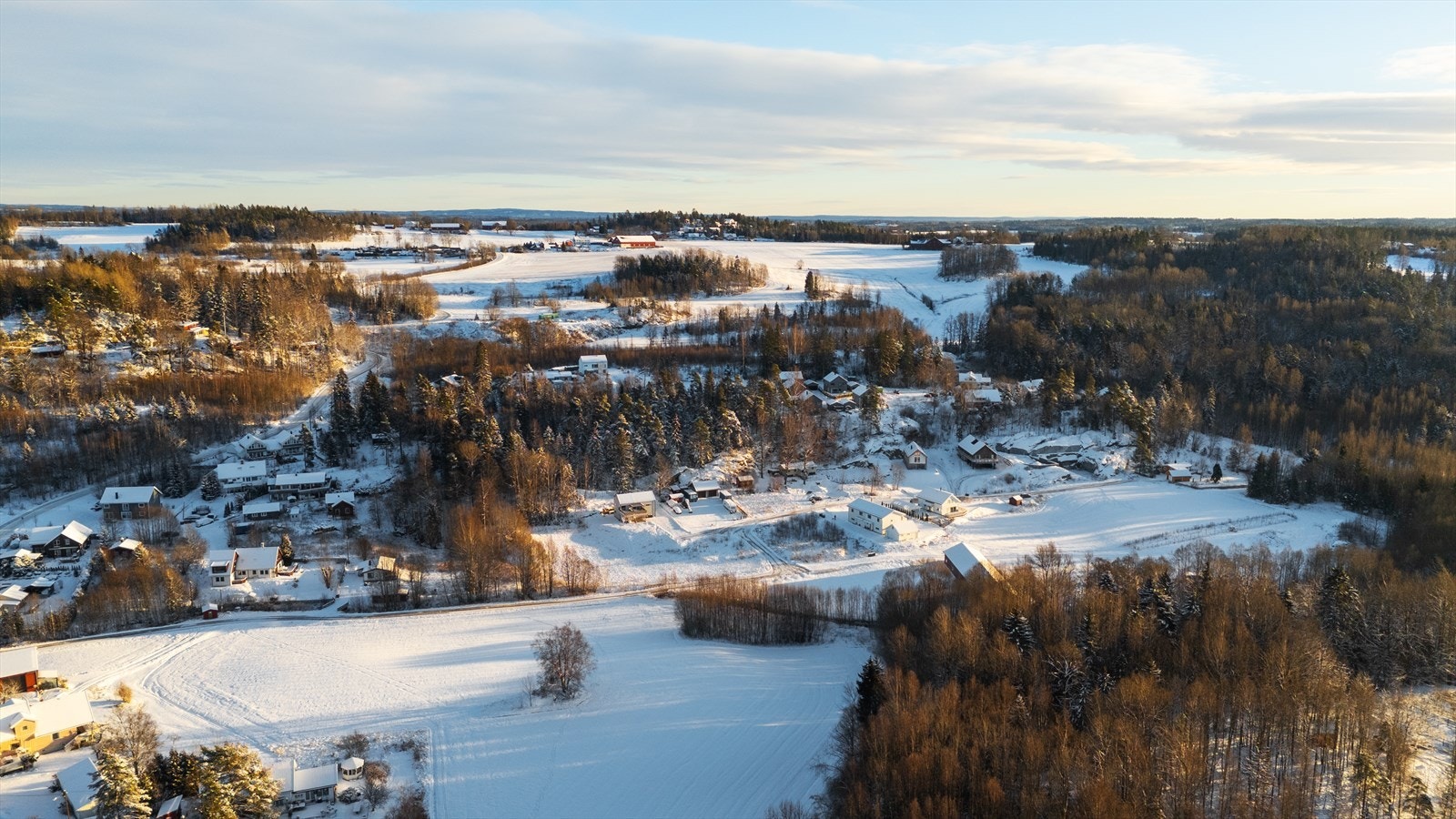Eiendommen ligger med kort avstand til sjøen, skole, Drøbak sentrum samt flotte tur- og rekreasjonsområder Galleribilde