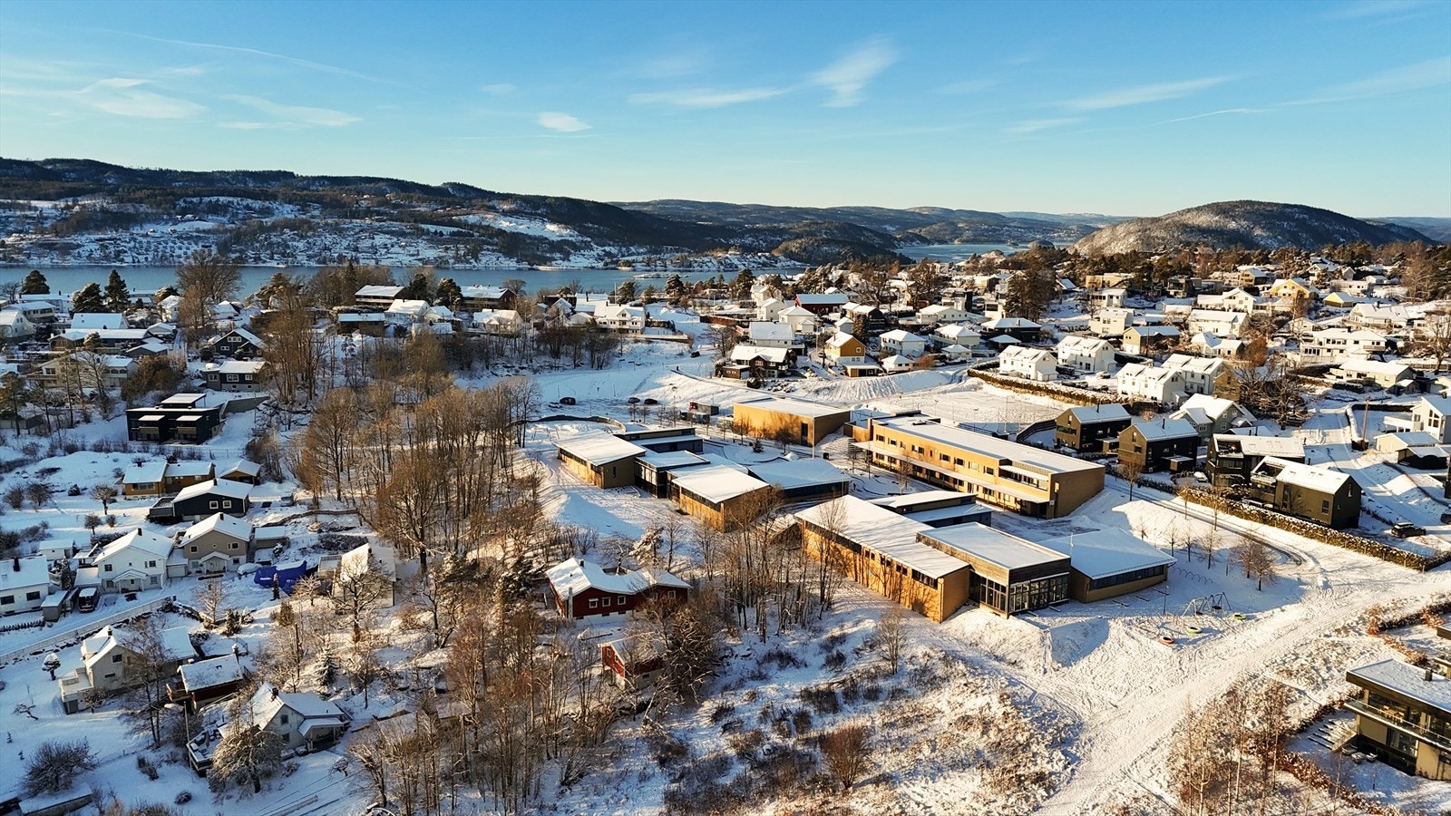 Fra eiendommen er det gangavstand til Sogsti barneskole og kort vei til Dyrløkkeåsen ungdomsskole. Det finnes flere videregående skoler i nærliggende områder, samt et godt utvalg av både private og kommunale barnehager Galleribilde