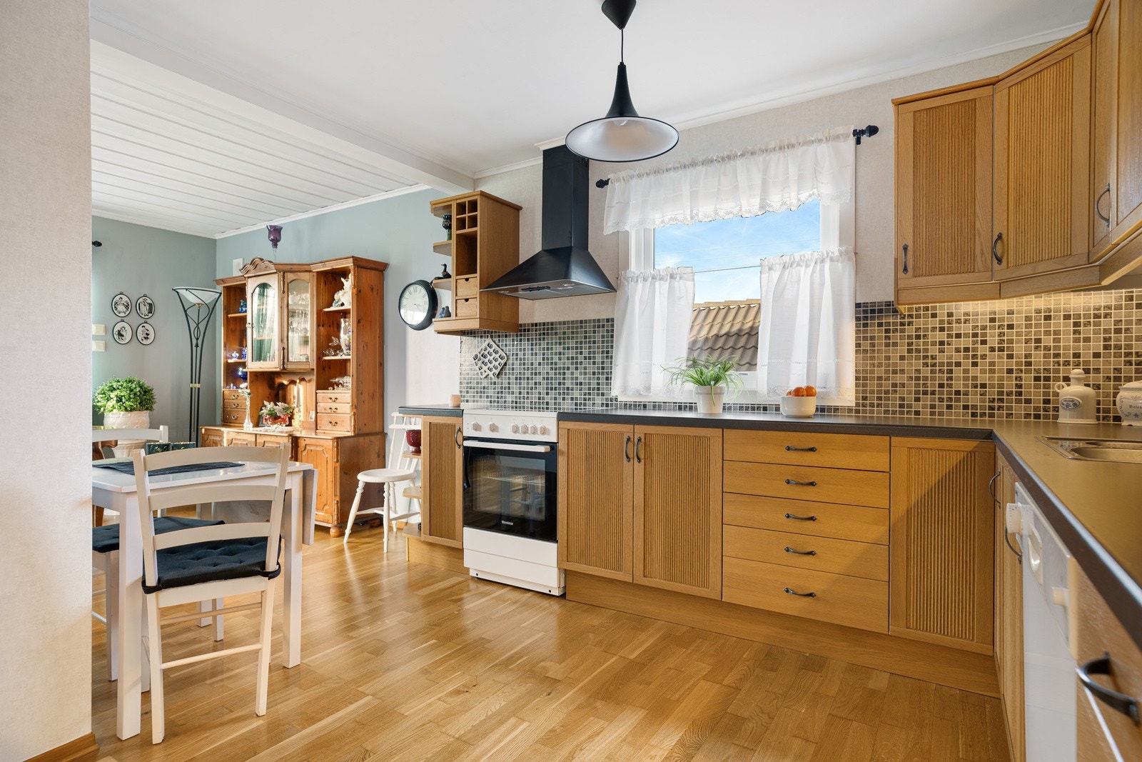 Kjøkkenet har rom for en hyggelig, liten spiseplass, perfekt for rolige morgenstunder med kaffekoppen i hånda. Galleribilde