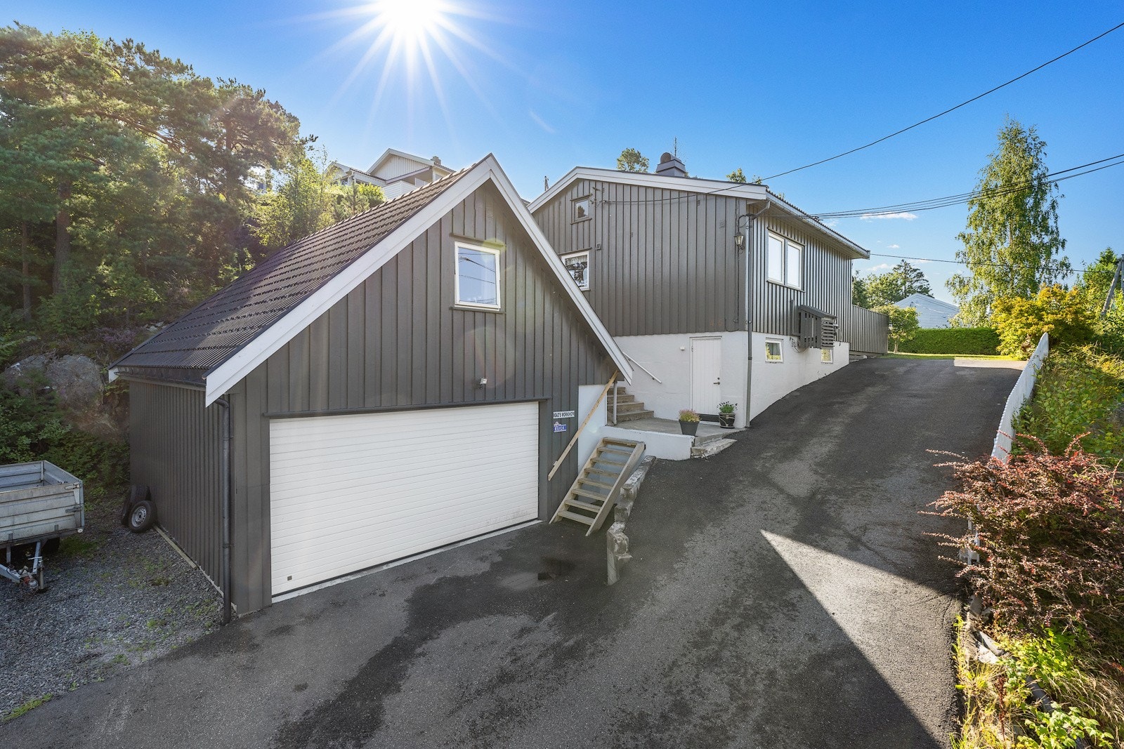 Parkeringen er god, med en stor dobbelgarasje og en asfaltert innkjørsel. Galleribilde