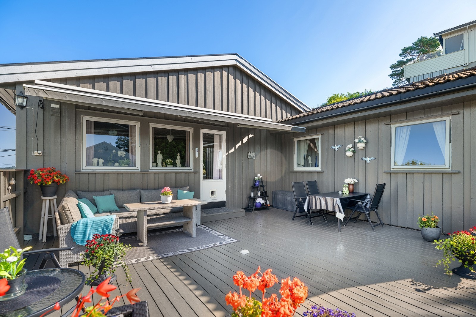 Stuen har utgang til en herlig terrasse på ca. 38 kvm, og uteplassen glir sømløst over i den fine hagen. Galleribilde