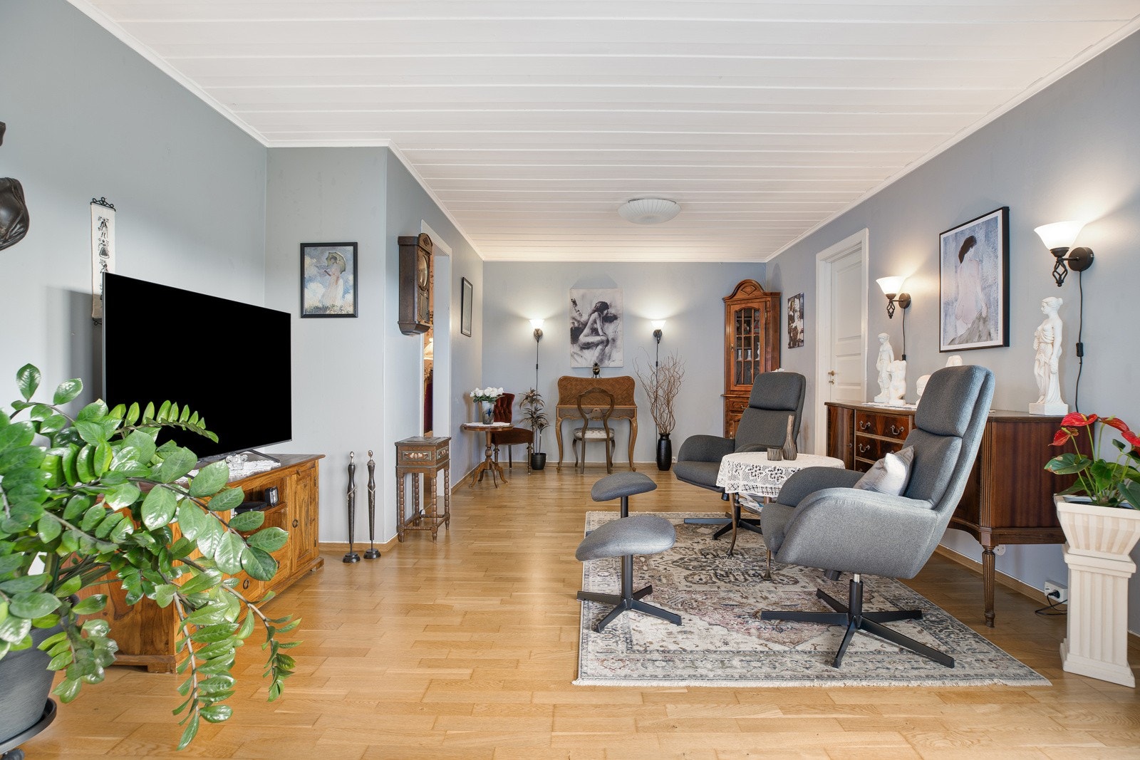 Tv finner sin naturlige plassering i rommet. Galleribilde