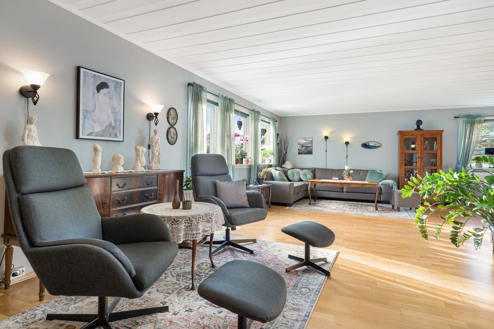 Stuen innredes enkelt med flere sittegrupper, uten at det oppleves rotete. Galleribilde