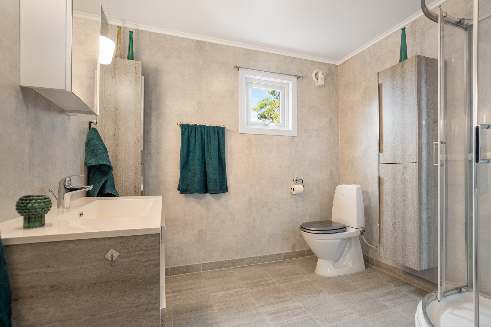 Badet har god størrelse og ble stilrent pusset opp i 2019. Galleribilde