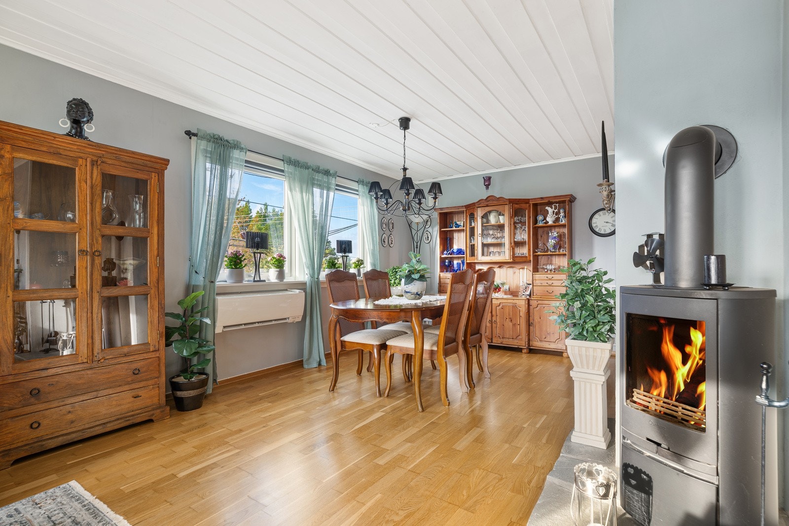 Her samles venner og familie for hyggelige måltider rundt et langbord. Galleribilde