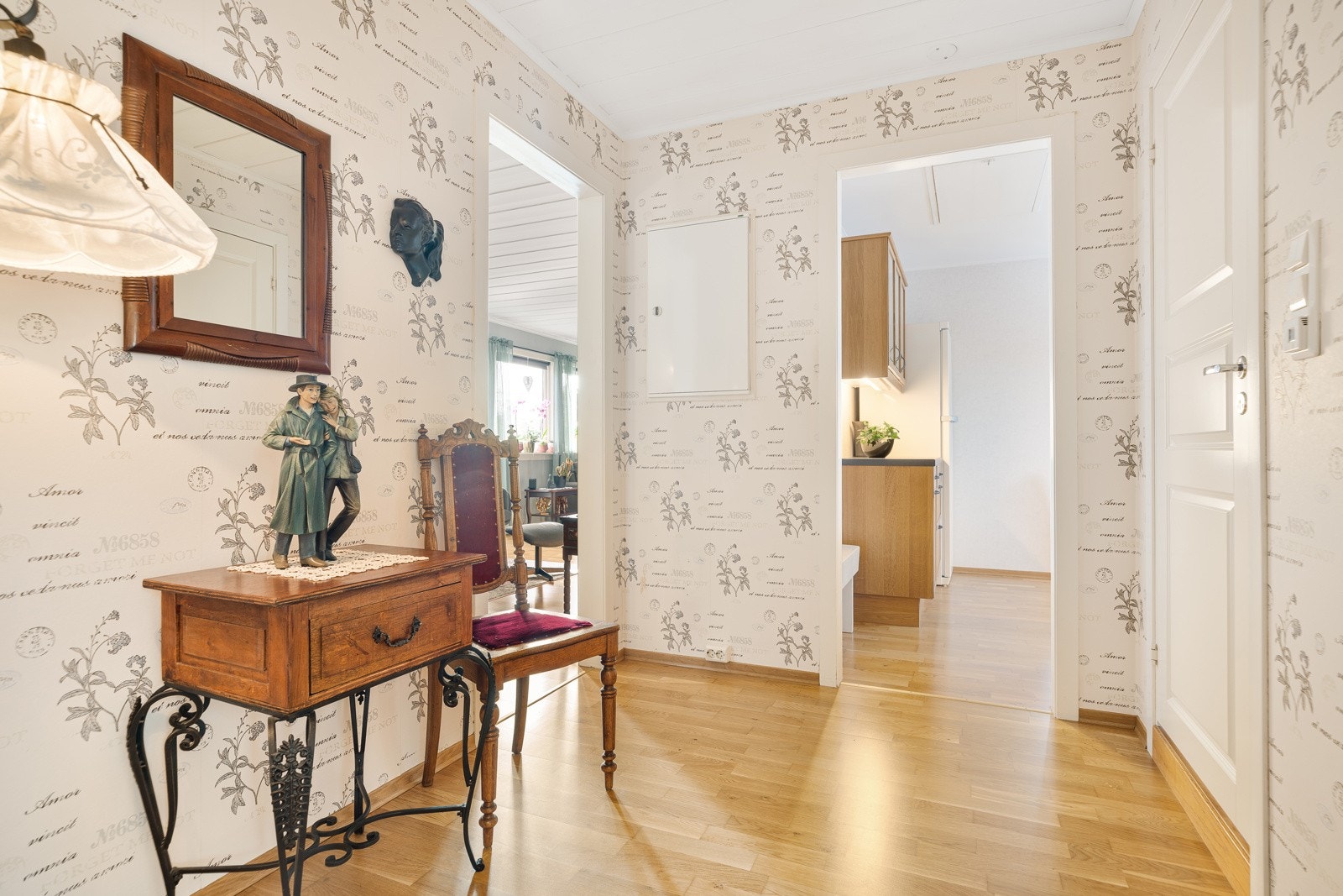 Boligen er ombygd og pusset opp i løpet av årene, og resultatet er et lyst og hyggelig hjem med fin planløsning. Galleribilde