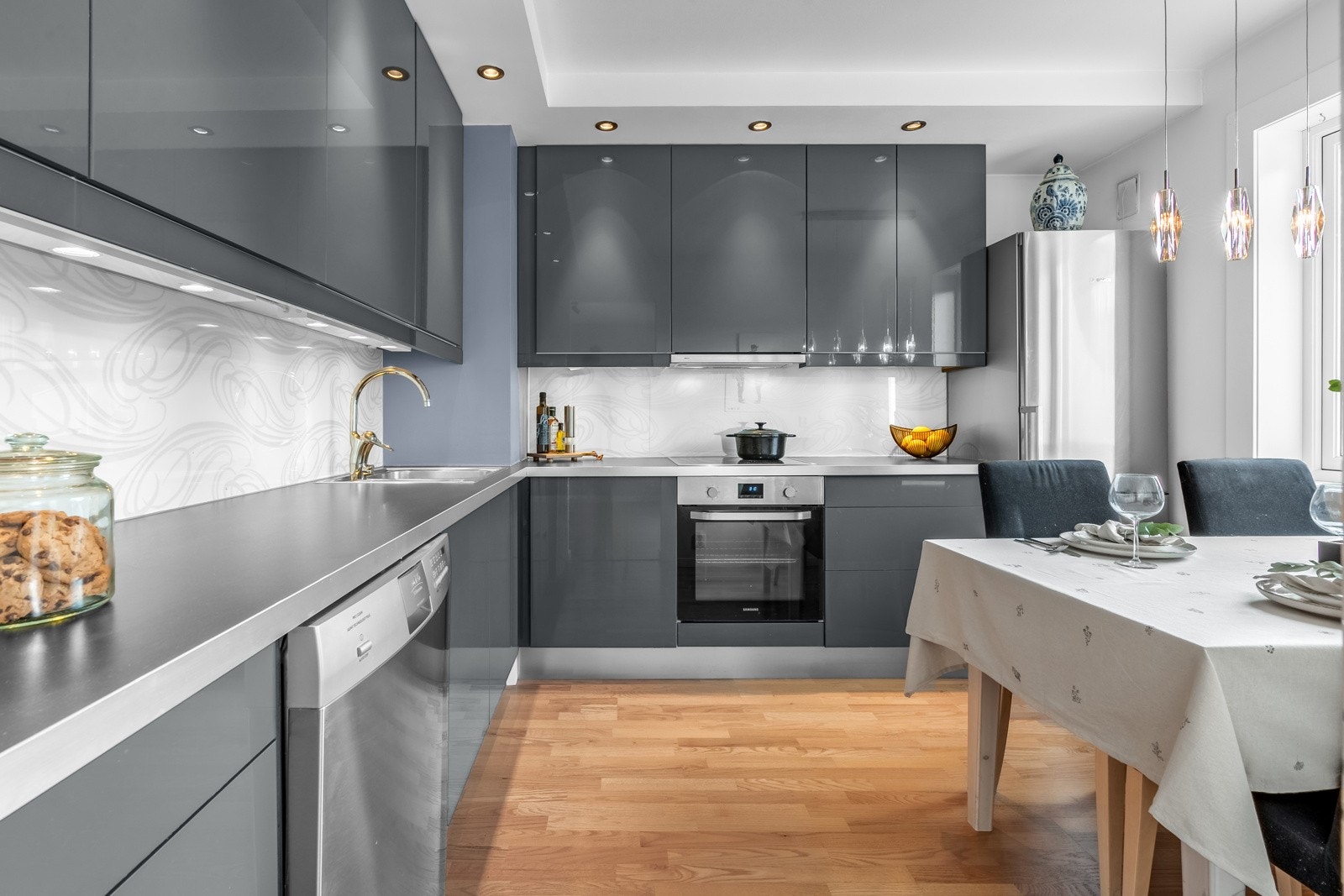 Det er downlights i tak ek ekstra belysning under overskap. I tillegg et stort og vestvendt vindu som gir godt med naturlig lys Galleribilde