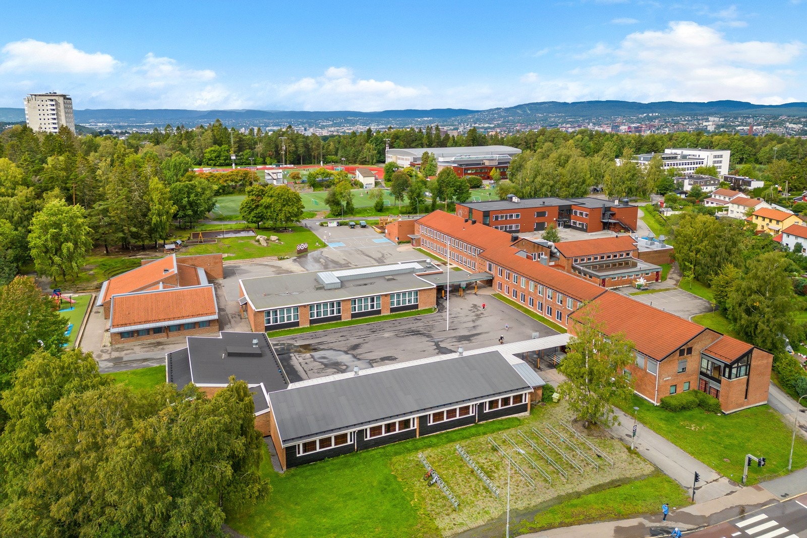 Eiendommen sogner til populære Trasop barneskole (1.-7.trinn) og Skøyenåsen ungdomsskole (8.-10.trinn) Galleribilde