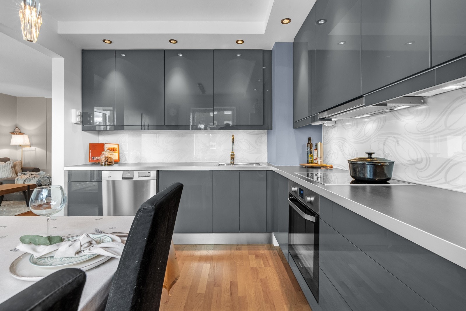 Kjøkkenet er utstyrt med integrert stekeovn og platetopp, opplegg for oppvaskmaskin og separat plass til kjøle-/fryseskap. Galleribilde