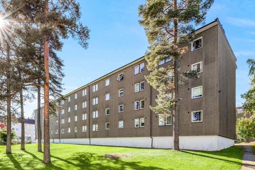 Leiligheten ligger fint plassert i byggets andre etasje. Borettslaget har asfalterte stikkveier og frodig beplantning med trær, busker, blomster og gode plenarealer Galleribilde