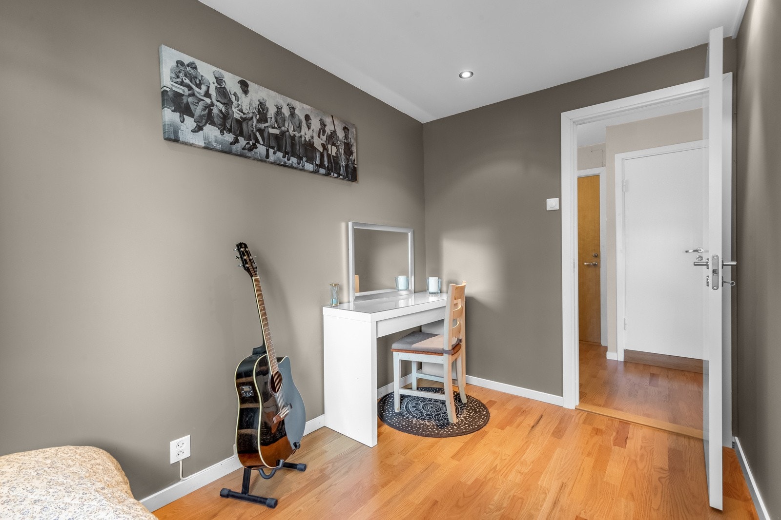 Rommet har plass til seng, nattbord, kontorpult og garderobeløsning Galleribilde