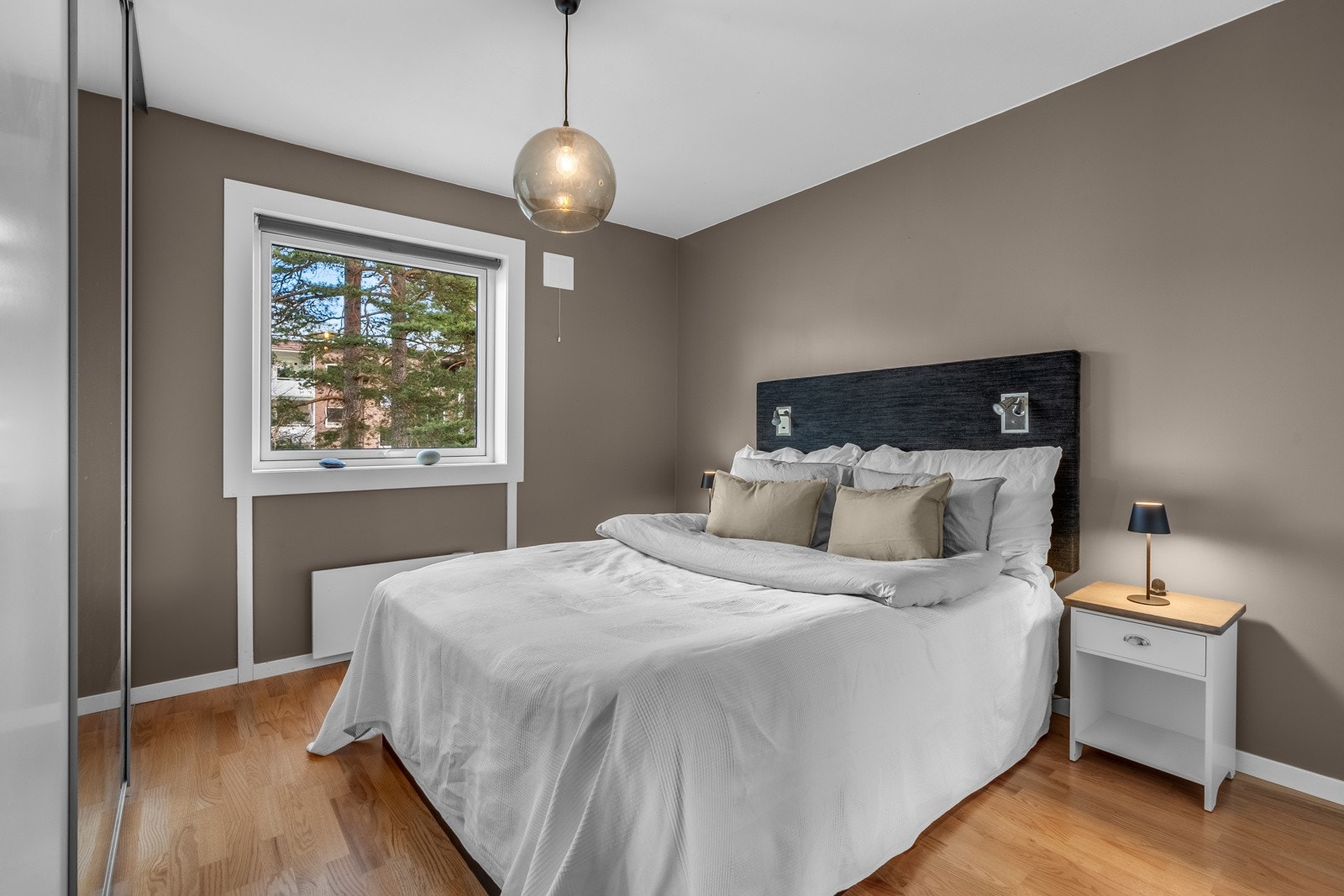 Leiligheten har tre gode soverom - alle med nordøstvendte vinduer. Rommene er malt i duse farger, med hvitmalt himling Galleribilde