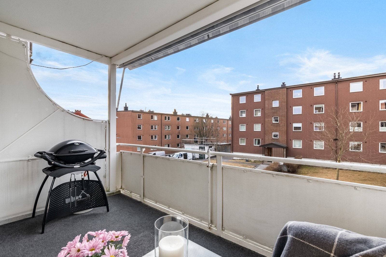 Fra stuen er det utgang til en romslig og vestvendt balkong på ca. 8 kvm. Det er montert markise for solrike dager Galleribilde