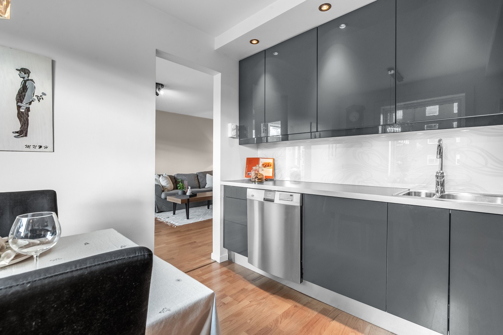 Kjøkkenet ligger i eget rom med inngang fra stuen. Et tidsløst IKEA-kjøkken fra 2010. Galleribilde