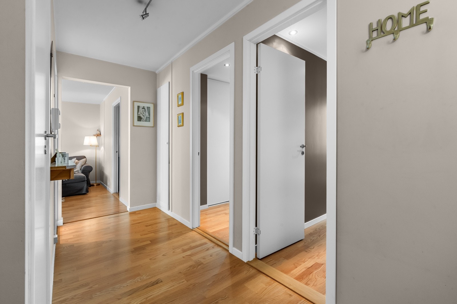 En lang og romslig gang gir adkomst til boligens øvrige soverom, samt bad og WC-rom Galleribilde