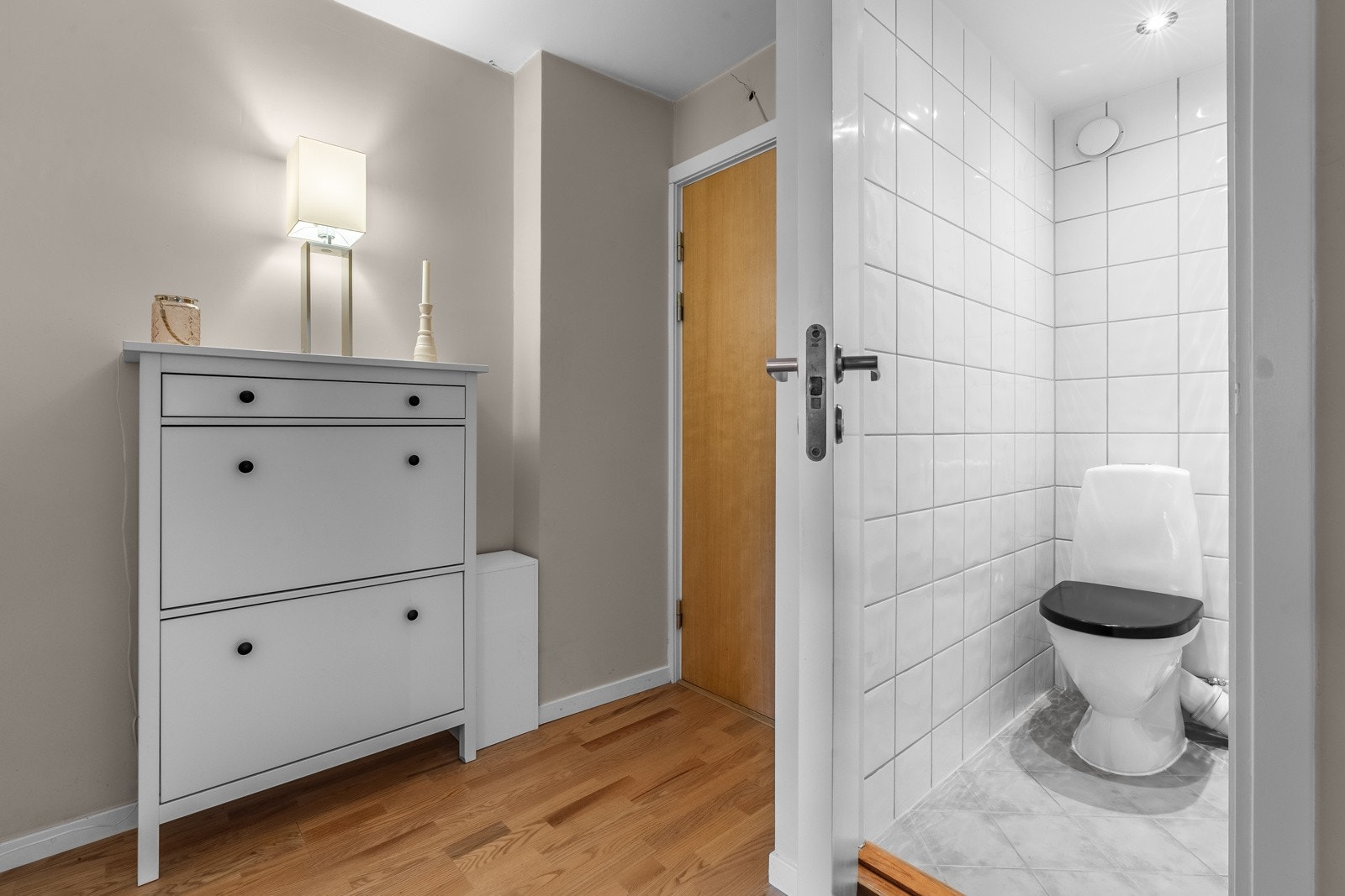 Baderommene ble rehabilitert i regi av borettslaget i 2008. Ved inngangsdøren er det montert dørcalling-anlegg Galleribilde