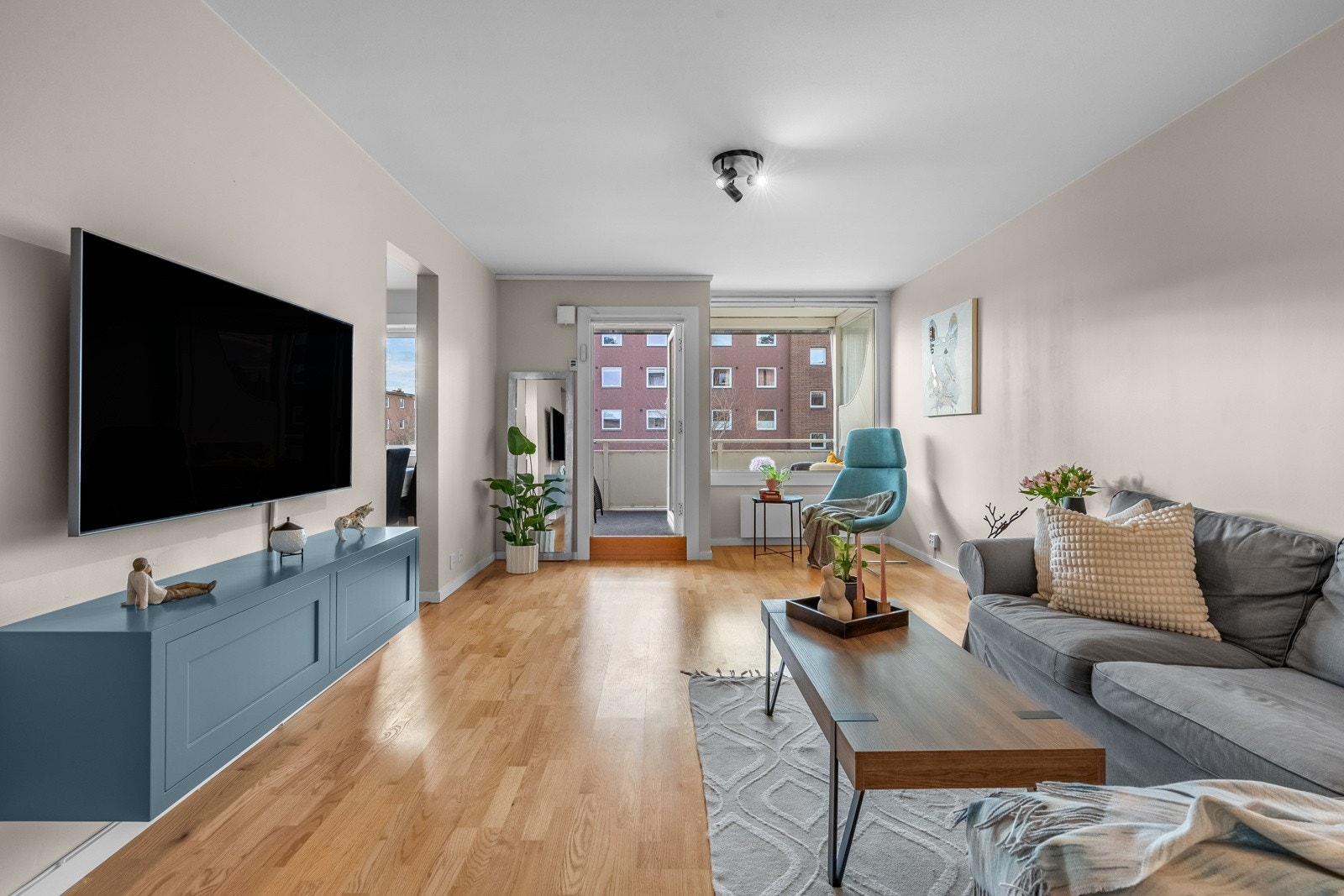 Gode vinduslflater gir rikelig med dagslys inn i leiligheten. Vinduene og balkongdøren ble skiftet i regi av borettslaget i 2016 / 2017. Galleribilde