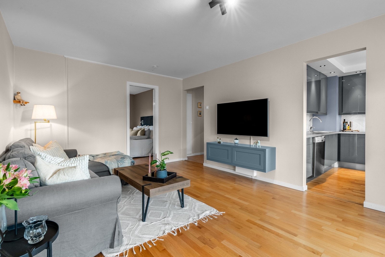 Stuen har også god plass til sofa med tilhørende møblement. Borettslaget installerte nylig fibernett fra Telia. Kabel-TV/bredbånd er inkl. i felleskostnadene Galleribilde