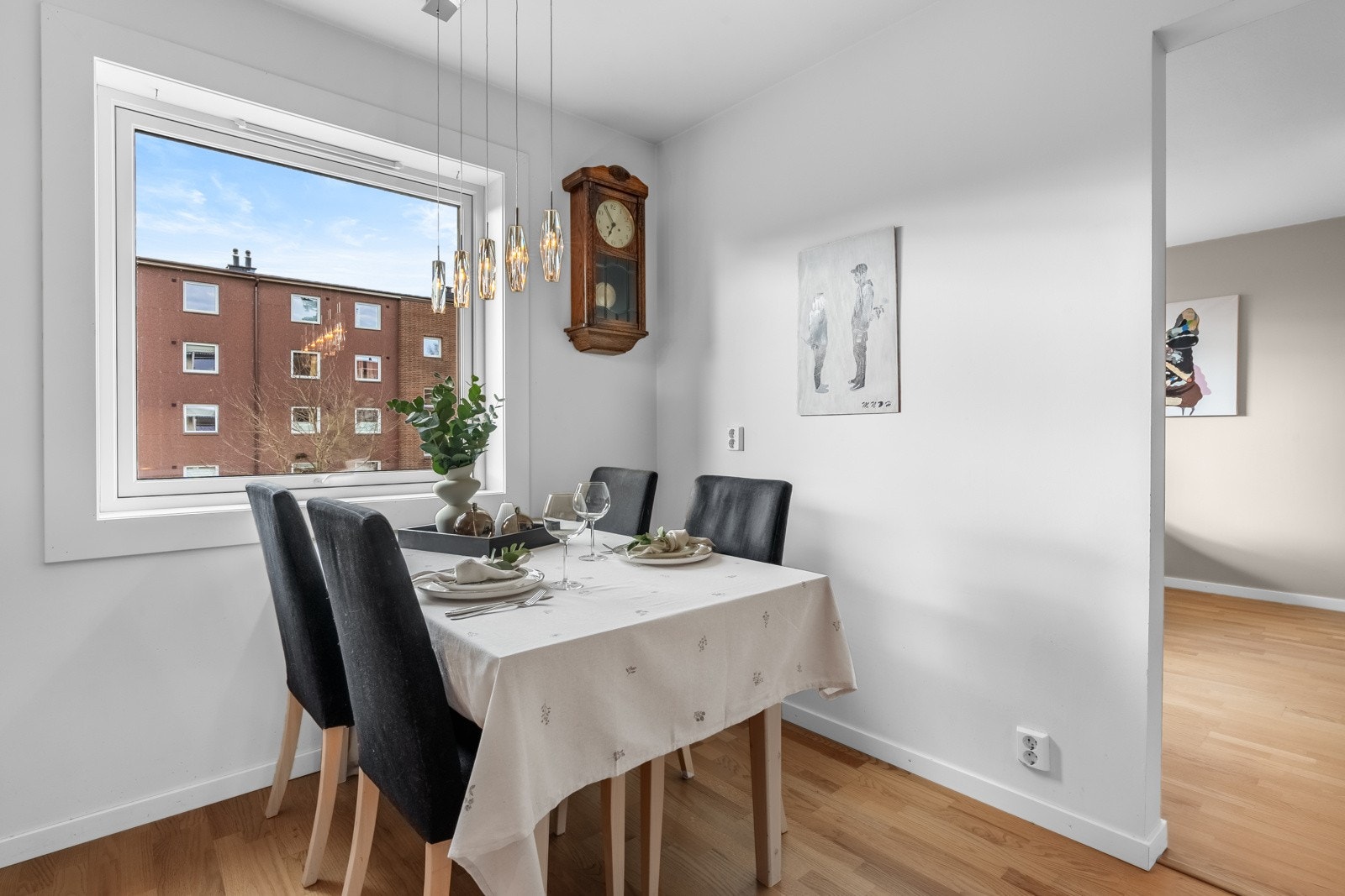 På kjøkkenet er det også plass til spisebord Galleribilde