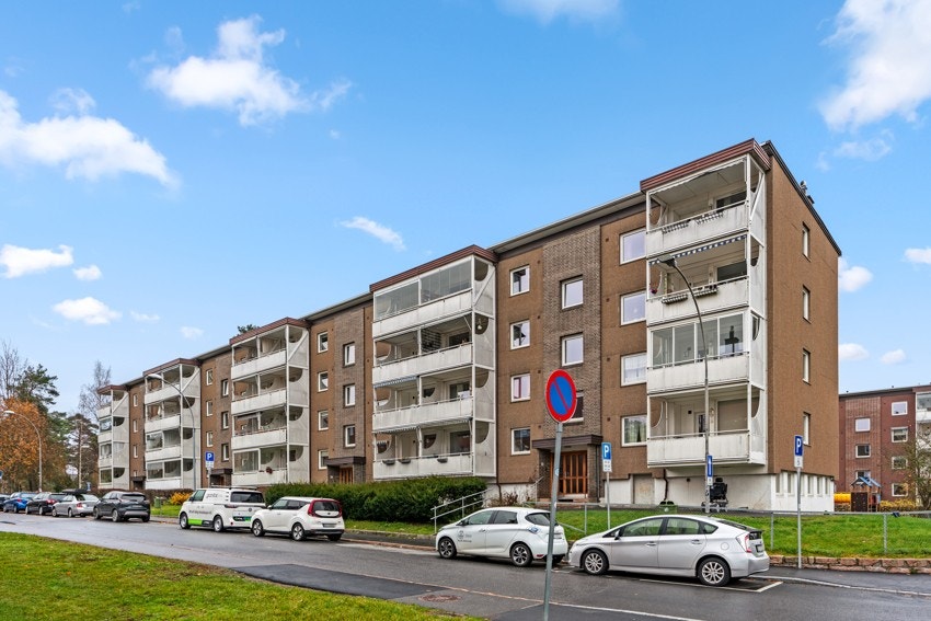 Vetlandsfaret er enveiskjørt gate, og borettslaget disponerer 155 P-plasser som leies ut etter ventelister. Galleribilde