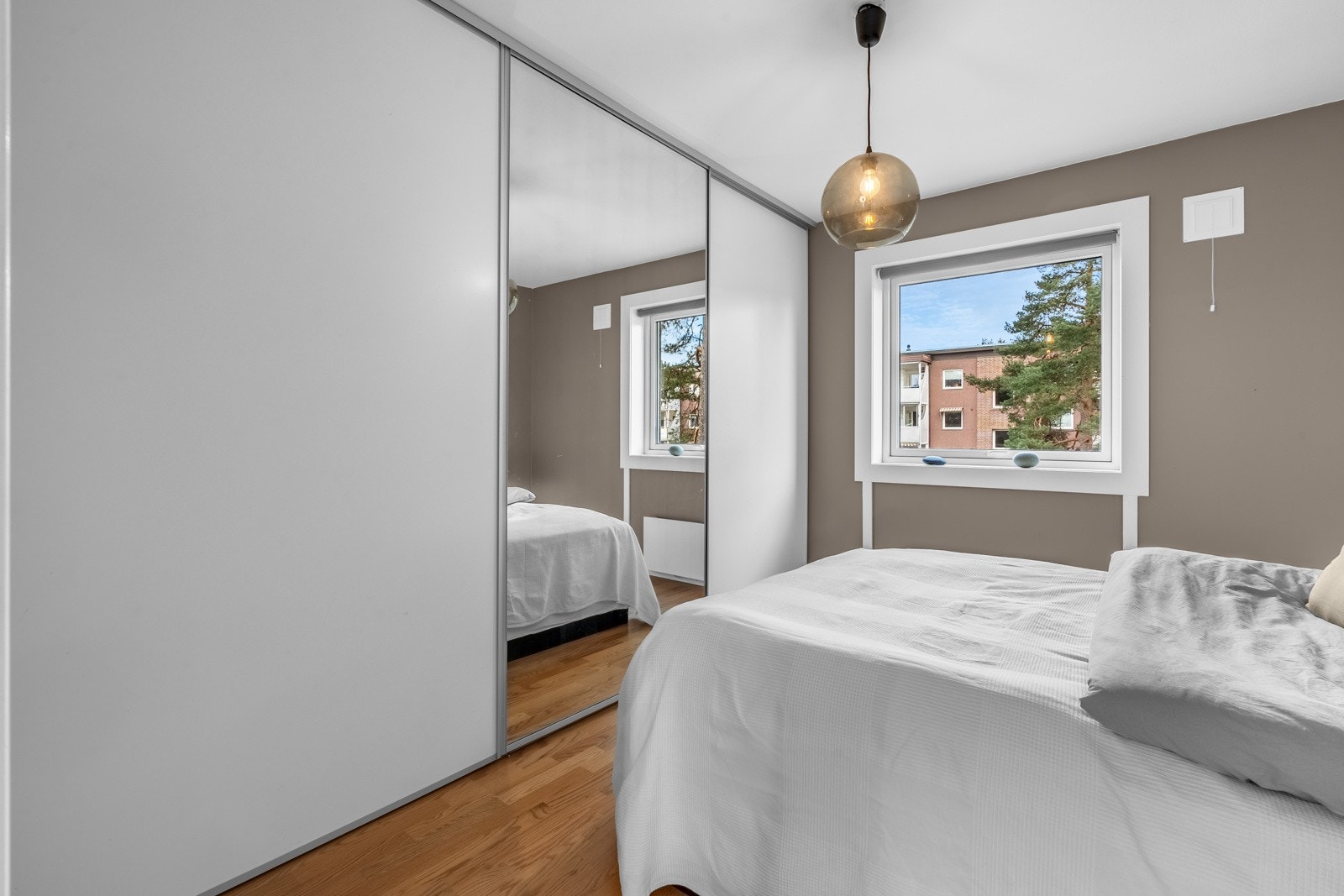 To av soverommene har plassbygde skap, og på hovedsoverommet er det en stor skyvedørsgarderobe Galleribilde