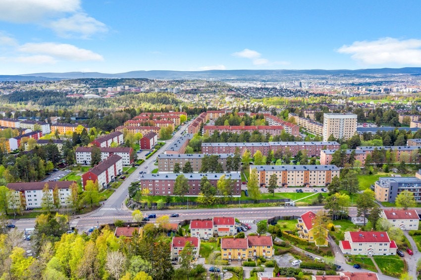 Boligen har en meget sentral, men samtidig skjermet beliggenhet i et attraktivt og barnevennlig boligområde på Oppsal - nærhet til skoler og barnehager. Galleribilde