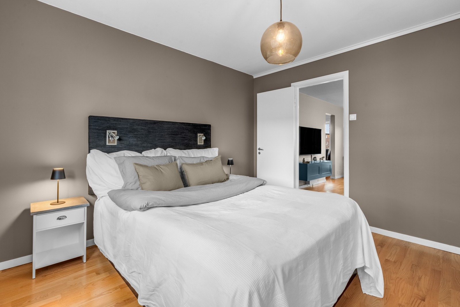 Et romslig og godt hovedsoverom Galleribilde