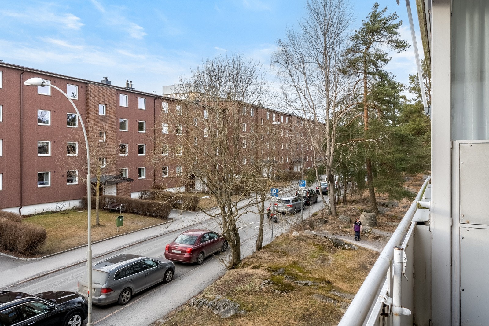 Balkongen vender ut mot fellesarealer og har god plass til utemøbler. Overbygget skjermer godt for ruskevær. Galleribilde