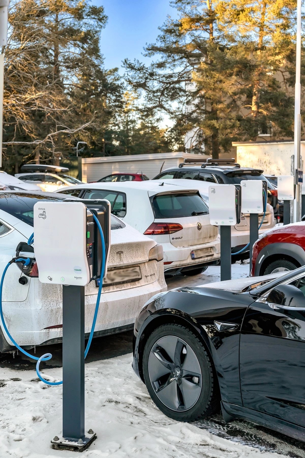 I 2019/2020 ble det etablert 40 ladeplasser for elbiler, og borettslaget jobber videre med å etablere flere ladeplasser for beboerne. Galleribilde