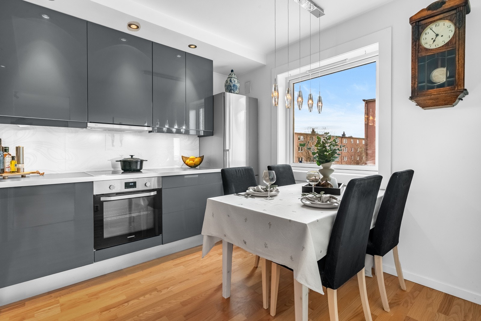 En lys og pen 4-roms med romslig, separat kjøkken, vestvendt balkong med barnevennlig beliggenhet rett ved Østmarka Galleribilde