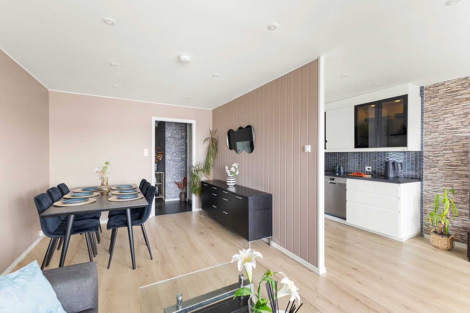 Gulv lagt med laminat og veggene er holdt flotte fargevalg. I tillegg har du downlights i taket. Galleribilde