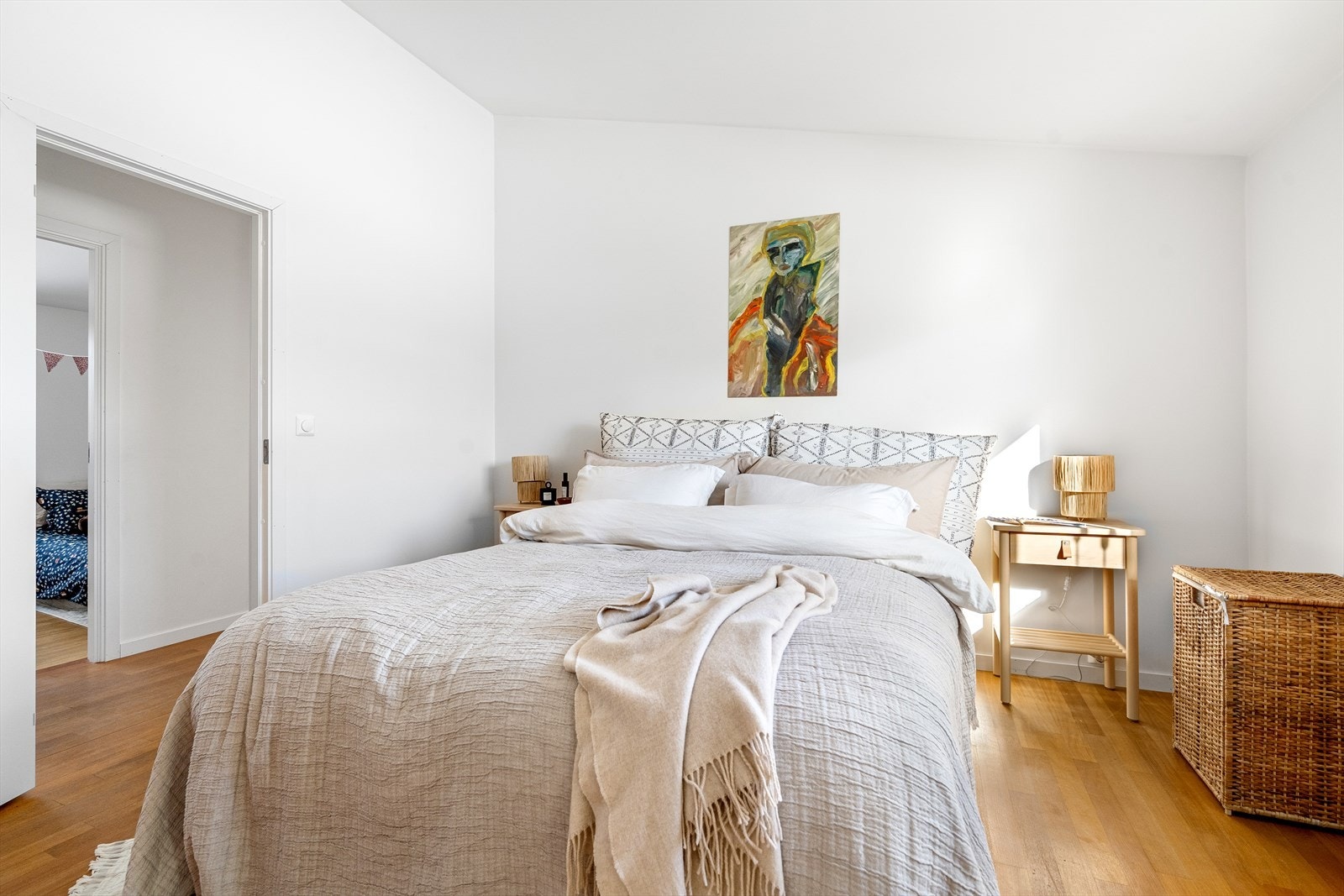 Hovedsoverommet har plass til dobbelt seng og tilhørende nattbord Galleribilde