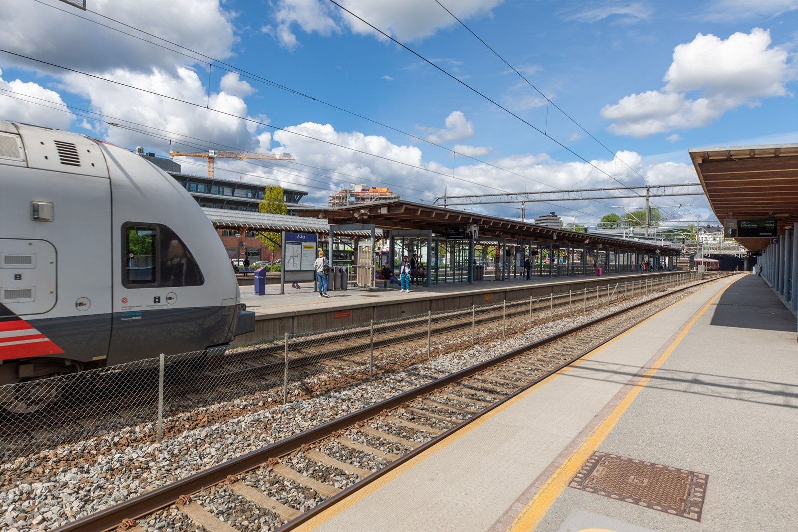 Asker togstasjon. Herfra går det hyppige avganger retning Oslo og Drammen med lokaltog og regiontog, samt flytoget til Gardermoen. Fra Asker stasjon tar det ca. 18 minutter til Nationaltheatret. Galleribilde