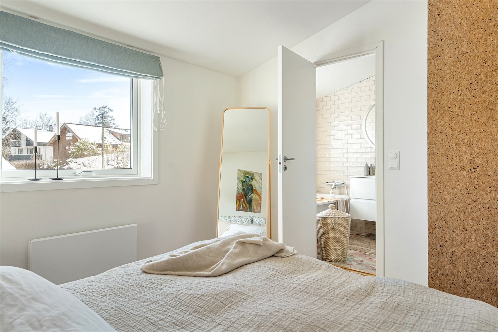 Dra rommet er det egen inngang til etasjens bad Galleribilde