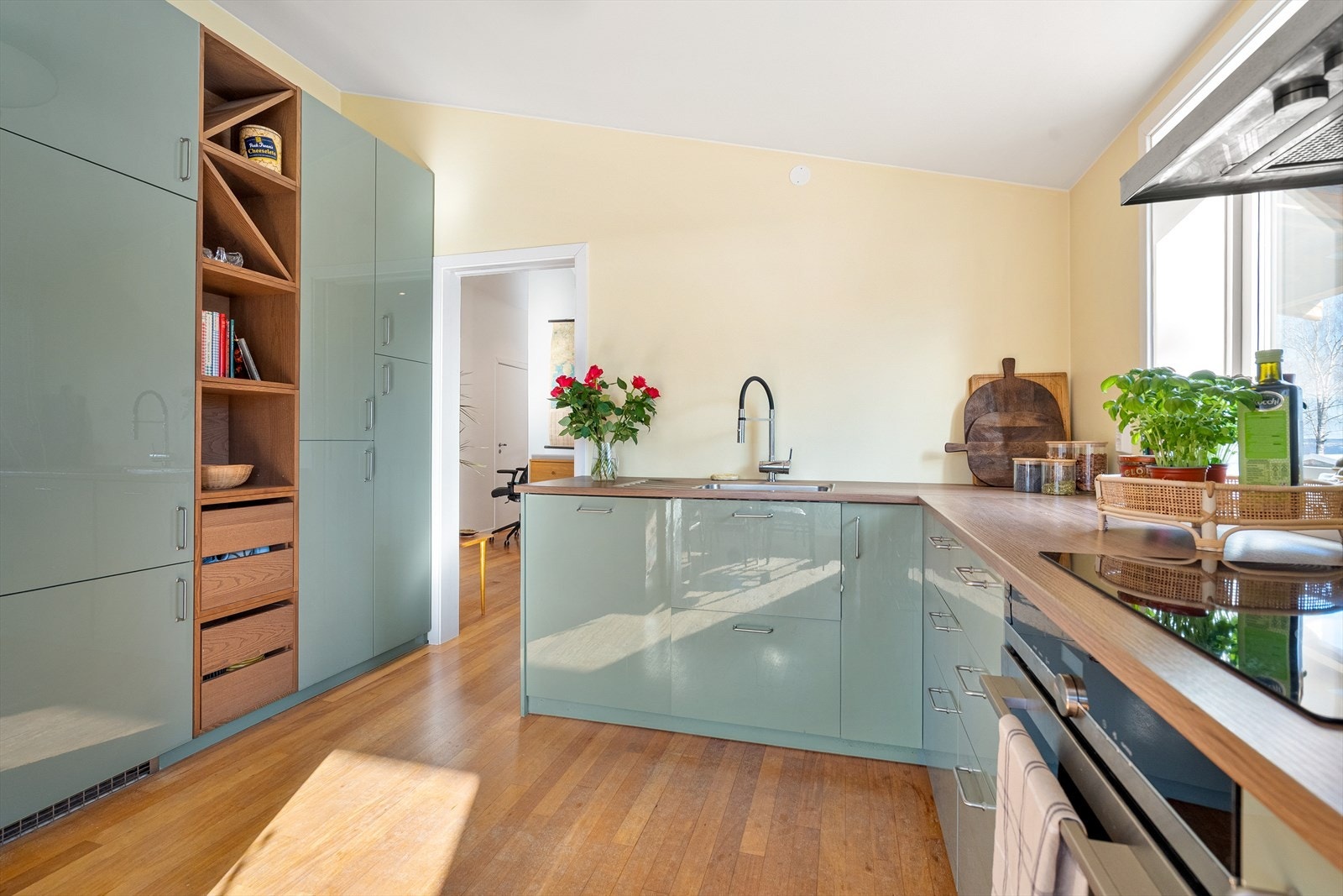 Kjøkkenet er godt utstyrt med integrerte hvitevarer, inkludert stekeovn, platetopp, oppvaskmaskin og kjøl-/fryseskap, som bidrar til et funksjonelt og moderne uttrykk Galleribilde