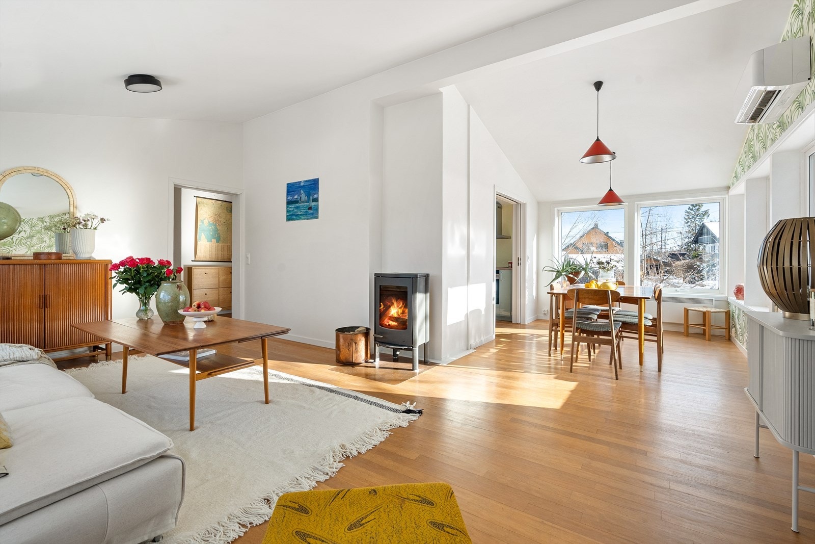 Stuen er delt inn i to soner, generøs takhøyde sikrer en luftig og behagelig atmosfære Galleribilde