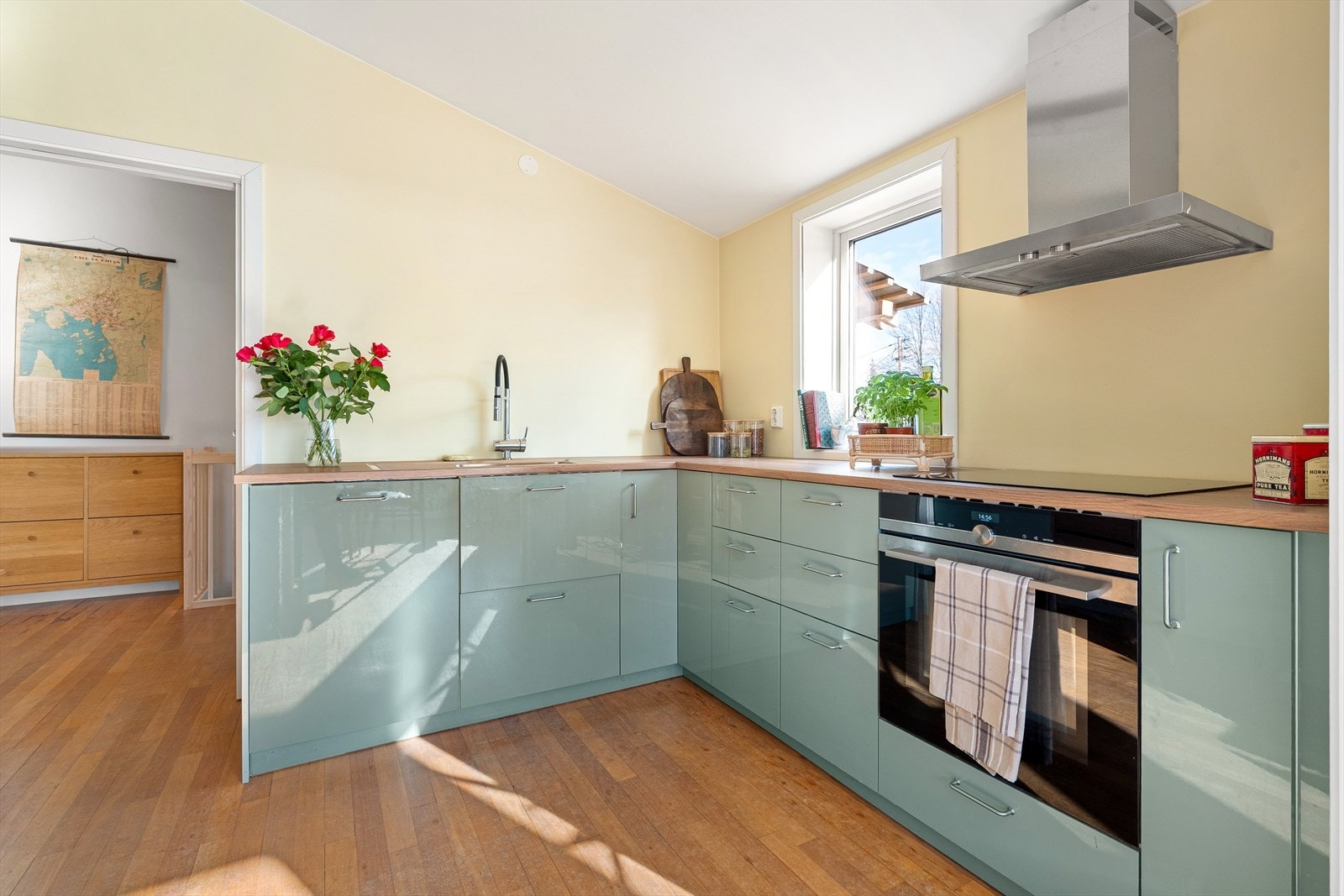 Stilrent kjøkken med høyglans fronter og rikelig med oppbevaringsplass i både over- og underskap Galleribilde