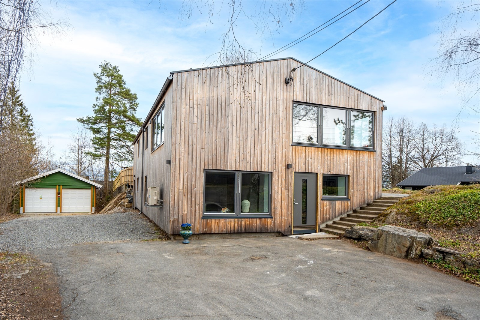 Boligen har stor gårdsplass og rikelig med parkeringsmuligheter. Galleribilde