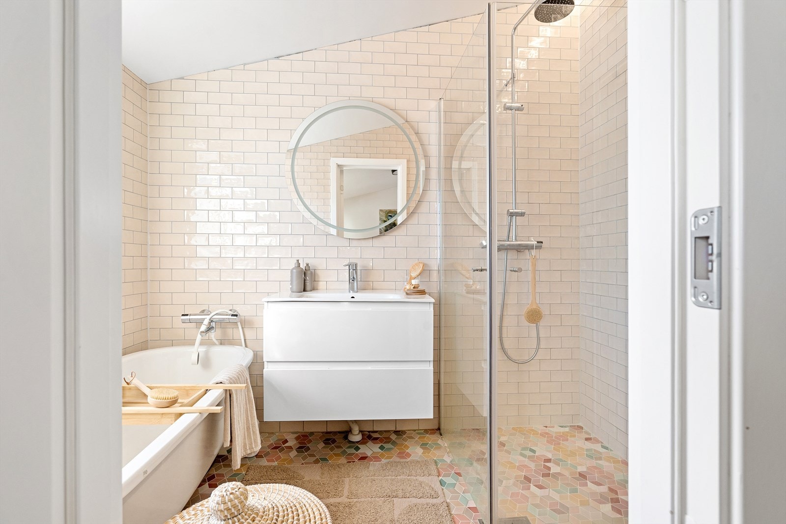 moderne baderommet har stilrene fliser og en gjennomtenkt planløsning med direkte adkomst både fra hovedsoverommet og gangen Galleribilde