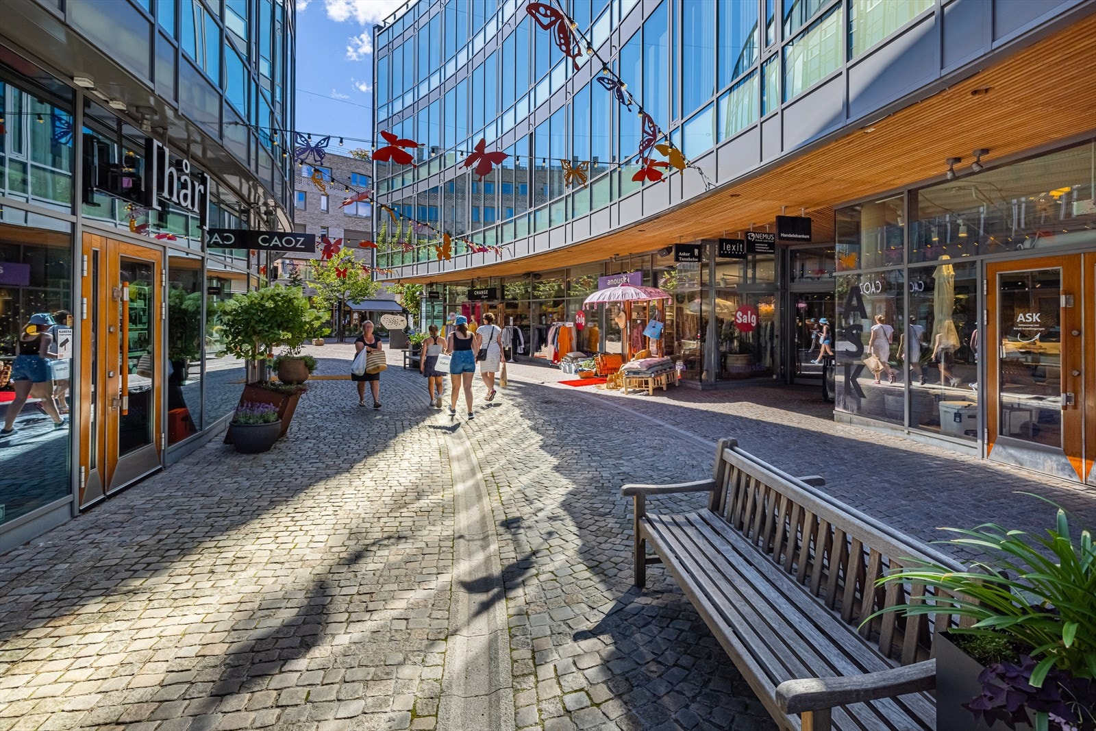 Asker sentrum er et knutepunkt når det kommer til offentlig kommunikasjon. Stadig i utvikling, og kan byr på en mengde spennende butikker, restauranter og kafeer. Galleribilde